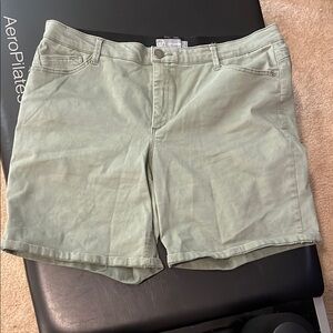 Nice fitting shorts for everyday wear. Mid thigh length